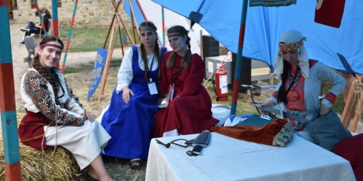 Tînăra domniță de la Festivalul Medieval și tînăra ospătăriță de la ”Ceaunul Răzeșului”