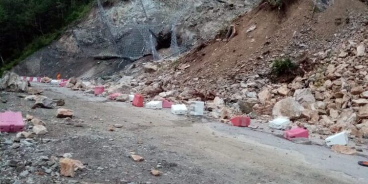 Drumul Crucea – Broșteni, închis, din caua căderilor masive de pietre