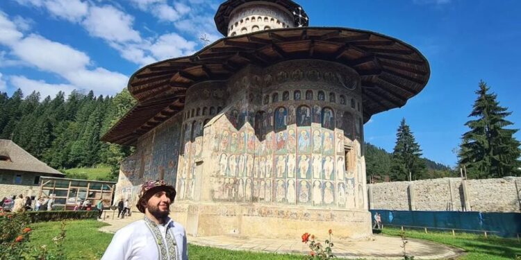 Olimpic, absolvent de Informatică, student la Drept și la ASE, și realizator de filmulețe din călătorii, Florian Ușurelu este încîntat de mănăstirile Voroneț și Sucevița, de Cetatea de Scaun și de Muzeul Satului Bucovinean: Județul Suceava, în top 7 național