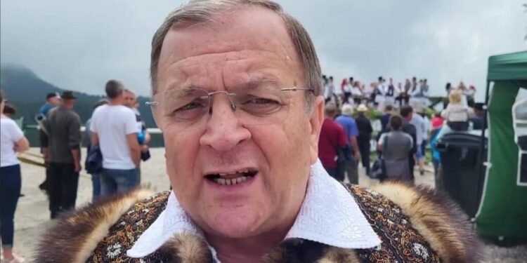 Îmbrăcat cu bundiță și avînd ca fundal sonor fluierăturile, chiotele și strigăturile dansatorilor de muzică populară, Gheorghe Flutur a invitat turiștii pe Rarău, ”acest tron al Bucovinei”