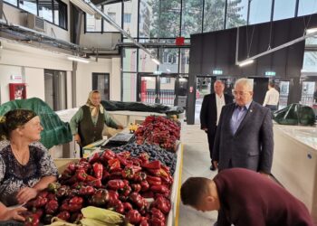 Piața Mică s-a redeschis. Sînt 169 de mese. 60% din spațiu este repartizat producătorilor autohtoni, iar restul societăților comerciale. Parcarea subterană are 59 de locuri pentru autoturisme (Foto)