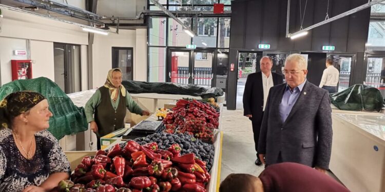Piața Mică s-a redeschis. Sînt 169 de mese. 60% din spațiu este repartizat producătorilor autohtoni, iar restul societăților comerciale. Parcarea subterană are 59 de locuri pentru autoturisme (Foto)