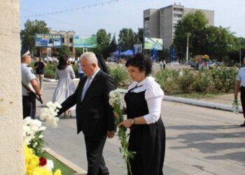 Primarul Sucevei, Ion Lungu, cu flori, la Monumentul lui Ștefan cel Mare de la Soroca, la 31 de ani de cînd Republica Moldova și-a cîștigat independența
