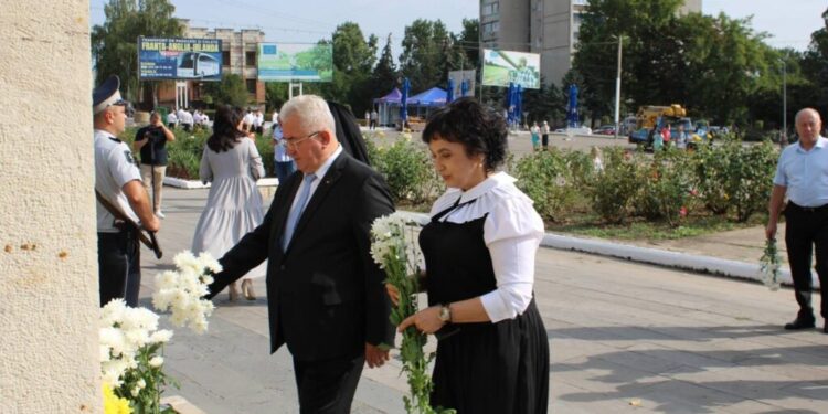 Primarul Sucevei, Ion Lungu, cu flori, la Monumentul lui Ștefan cel Mare de la Soroca, la 31 de ani de cînd Republica Moldova și-a cîștigat independența