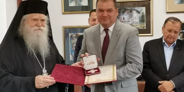 Medalia jubiliară și Ordinul „Crucea Bucovinei”, de la Înaltul Calinic pentru ministrul Cseke Attila (Foto)
