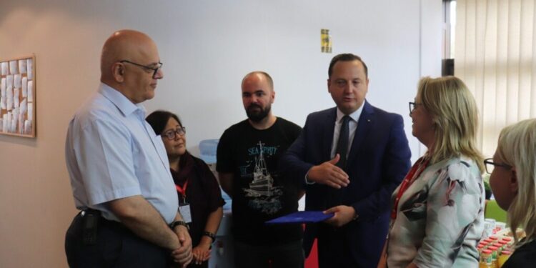 În prezența lui Raed Arafat, Salvați Copiii a inaugurat la Suceava un centru de consiliere și informare pentru familiile refugiate din Ucraina