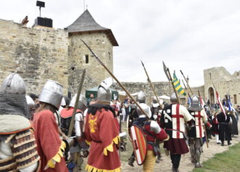 Gheorghe Flutur s-a fotografiat cu chef Cătălin Scărlătescu și cu Emil Ursu, care era costumat în boier, le-a făcut fotografii oștenilor din Cetatea de Scaun și a vorbit despre ”invazia” turiștilor în județ, care ar fi cîtă frunză și iarbă