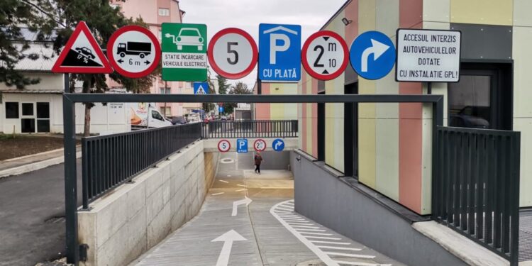 Piața Mică s-a redeschis. Sînt 169 de mese. 60% din spațiu este repartizat producătorilor autohtoni, iar restul societăților comerciale. Parcarea subterană are 59 de locuri pentru autoturisme (Foto)