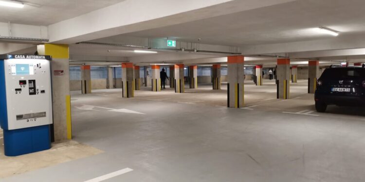 Piața Mică s-a redeschis. Sînt 169 de mese. 60% din spațiu este repartizat producătorilor autohtoni, iar restul societăților comerciale. Parcarea subterană are 59 de locuri pentru autoturisme (Foto)