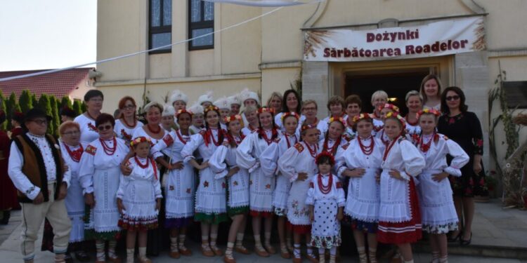 Sărbătoarea Roadelor de la Solonețu Nou: O slujbă religioasă susțintă de importante fețe bisericești din țară și străinătate, programe artistice, fel de fel de preparate, militari polonezi și diverși oficiali (Foto)