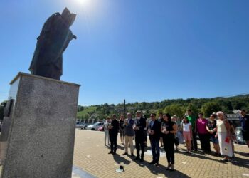 Delegație din Polonia, la statuia Sfîntului Ioan Paul al II-lea de la Bazilica Minor din Cacica. Posibilă înfrățire între Cacica și o localitate poloneză