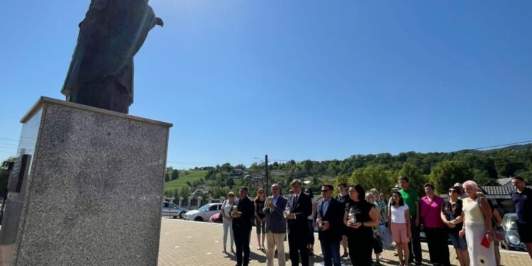 Delegație din Polonia, la statuia Sfîntului Ioan Paul al II-lea de la Bazilica Minor din Cacica. Posibilă înfrățire între Cacica și o localitate poloneză