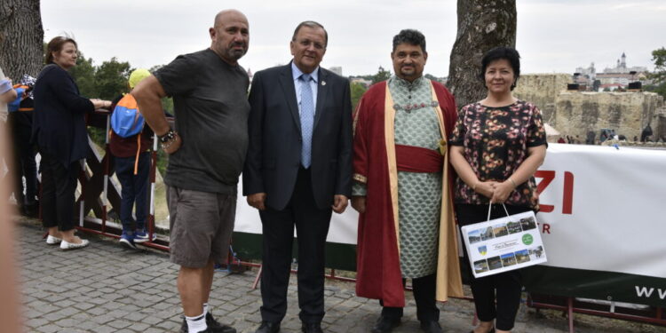 Gheorghe Flutur s-a fotografiat cu chef Cătălin Scărlătescu și cu Emil Ursu, care era costumat în boier, le-a făcut fotografii oștenilor din Cetatea de Scaun și a vorbit despre ”invazia” turiștilor în județ, care ar fi cîtă frunză și iarbă