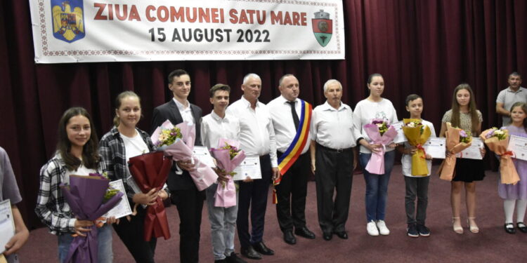 Nici comuna Satu Mare nu se lasă. Ca și alte localități sucevene, Satu Mare și-a premiat cuplurile de aur și elevii cu rezultate bune la învățătură. Nu a lipsit spectacolul de folclor
