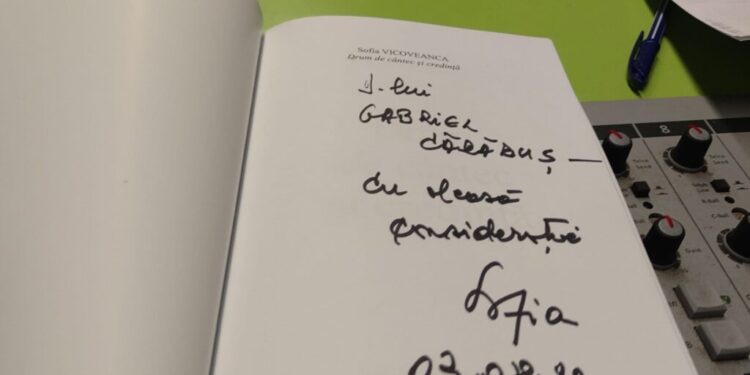 Gabriel Cărăbuș, despre cartea Sofiei Vicoveanca, ”Drum de cîntec și credință”: Autoarea nu ridică pretenții scriitoricești, în sensul de a căuta formule întortocheate, de a încerca capcane. Spune direct ce are de spus