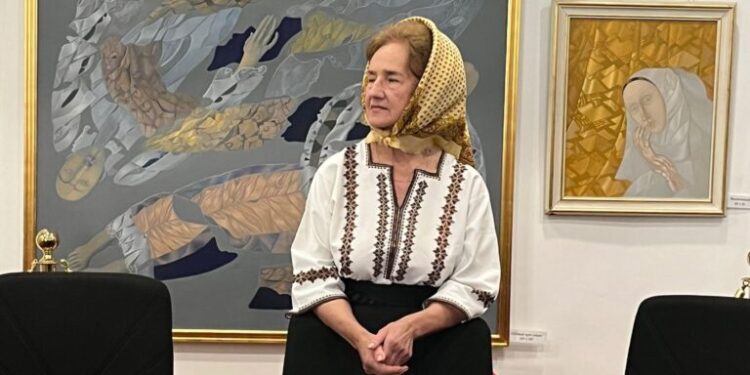 La lansarea cărții sale de poezii, proză și desene, Sofia Vicoveanca a refuzat invitația de a intra în Societatea Scriitorilor Bucovineni: ”Nu, eu sînt cîntăreață! Nu cutez să intru”. CJ vrea să promoveze Bucovina cu imaginea doamnei Vicoveanca (Foto)