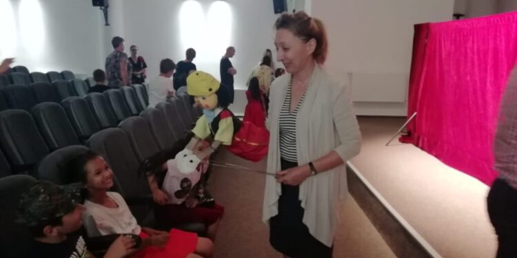 Spectacole de teatru de păpuși, în fiecare vineri, la ”Arta” Ițcani. Gabriel Cărăbuș: Copiii vin în număr mare la spectacole, fie cu părinții, fie cu bunicii, iar atmosfera din sală este una de veselie