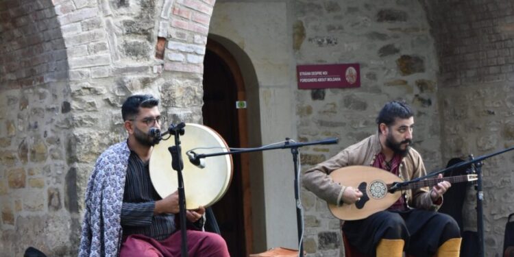 Din trupele turcești care au participat la Festivalul Medieval au făcut parte un profesor universitar de la Academia de Muzică din Ankara și unul de la o facultate de Arc Tradițional! Turcii au interpretat și cîntece din culegerea lui Dimitrie Cantemir