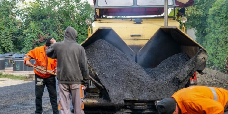 Asfaltări pe Aleea Jupiter. O porțiune dintr-o stradă pietruită are acum asfalt și trotuare