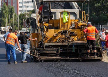 Multe explicații, puține asfaltări