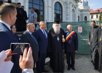 Nici o oficialitate nu scapă nedecorată de arhiepiscopul Sucevei și Rădăuților, ÎPS Calinic. Unele chiar de două ori. Este cazul premierului Nicolae Ciucă