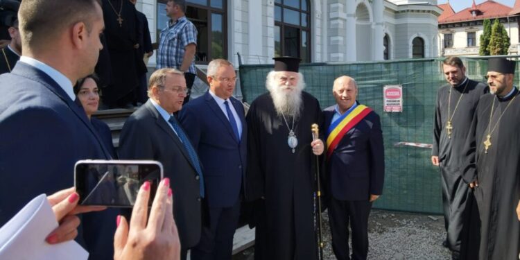 Nici o oficialitate nu scapă nedecorată de arhiepiscopul Sucevei și Rădăuților, ÎPS Calinic. Unele chiar de două ori. Este cazul premierului Nicolae Ciucă