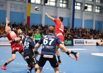 Sala de sport a LPS, transformată în sală de spectacol: pasiune, talent, forță, expresivitate și un public elegant. Rezultatul meciului de handbal dintre CS Universitatea Suceava și Dinamo București nici nu mai contează (Foto)