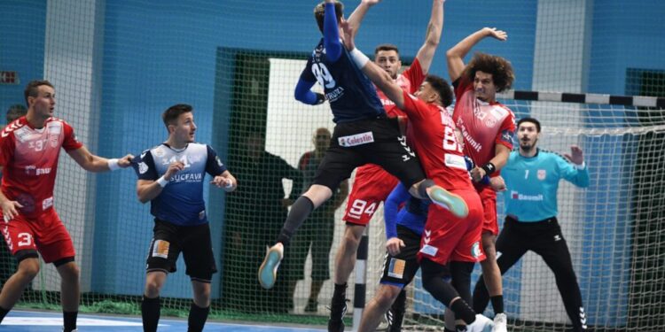 Sala de sport a LPS, transformată în sală de spectacol: pasiune, talent, forță, expresivitate și un public elegant. Rezultatul meciului de handbal dintre CS Universitatea Suceava și Dinamo București nici nu mai contează (Foto)