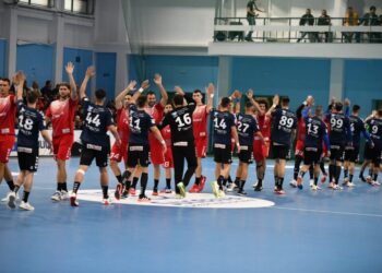 Sala de sport a LPS, transformată în sală de spectacol: pasiune, talent, forță, expresivitate și un public elegant. Rezultatul meciului de handbal dintre CS Universitatea Suceava și Dinamo București nici nu mai contează (Foto)