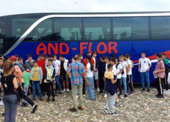 Excursie prin țară pentru copii din centre de plasament. Fundația ”Euroactiv”, organizatoarea excursiei, oferă acum ghiozdane și rechizite unor copii care provin din comunități defavorizate