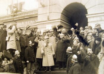 Bustul generalului Iacob Zadik, pe Aleea Unioniștilor din Suceava. Diviziei comandate de general i-a revenit misiunea de eliberare a teritoriului Bucovinei de sub ocupația austro-ungară