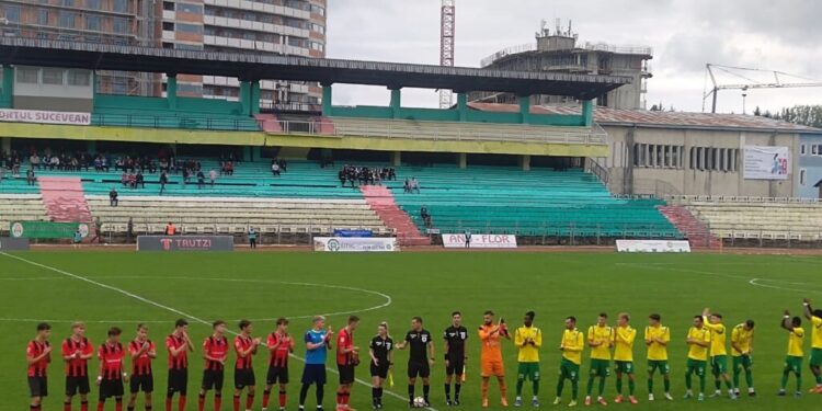 Fotbal pe ”Areni” cu 500 de spectatori în tribune, un banner cu un mesaj adresat Primăriei Suceava, stegulețe tricolore împărțite la intrarea pe stadion și cu 4 goluri înscrise în poarta echipei din Miercurea Ciuc