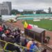 Fotbal pe ”Areni” cu 500 de spectatori în tribune, un banner cu un mesaj adresat Primăriei Suceava, stegulețe tricolore împărțite la intrarea pe stadion și cu 4 goluri înscrise în poarta echipei din Miercurea Ciuc