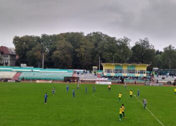 Pe ”Areni”, pe vreme ploioasă, nu ai voie cu umbrelă. Cameramanul Televiziunii Intermedia și jurnalistul sportiv de la ”Obiectiv de Suceava” au fost puși să cumpere bilete ca să intre la meci, pentru a putea apoi relata. Foresta Suceava – Viitorul Darabani 3-1, după o evoluție modestă a gazdelor (Foto)