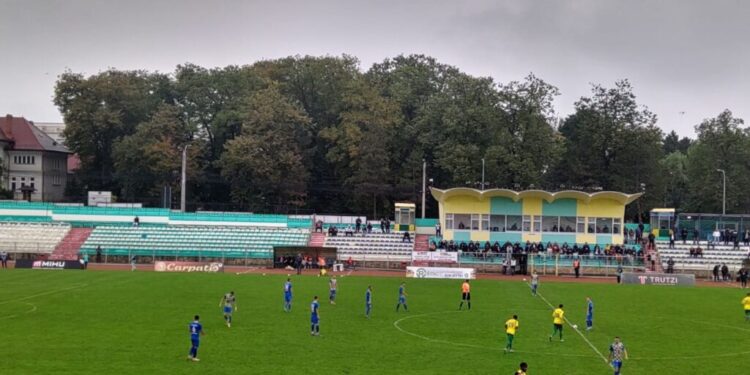 Pe ”Areni”, pe vreme ploioasă, nu ai voie cu umbrelă. Cameramanul Televiziunii Intermedia și jurnalistul sportiv de la ”Obiectiv de Suceava” au fost puși să cumpere bilete ca să intre la meci, pentru a putea apoi relata. Foresta Suceava – Viitorul Darabani 3-1, după o evoluție modestă a gazdelor (Foto)