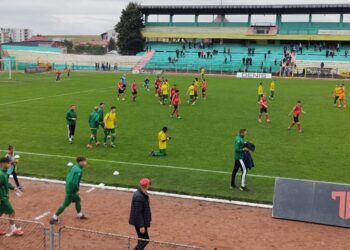 Fotbal pe ”Areni” cu 500 de spectatori în tribune, un banner cu un mesaj adresat Primăriei Suceava, stegulețe tricolore împărțite la intrarea pe stadion și cu 4 goluri înscrise în poarta echipei din Miercurea Ciuc