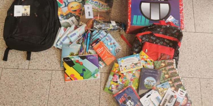 Ghiozdane cu rechizite școlare pentru 170 de copii, din partea municipalității cîmpulungene