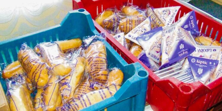 Bani aruncați pe ferestrele unor școli sucevene. Bani de care au nevoie elevii altor școli