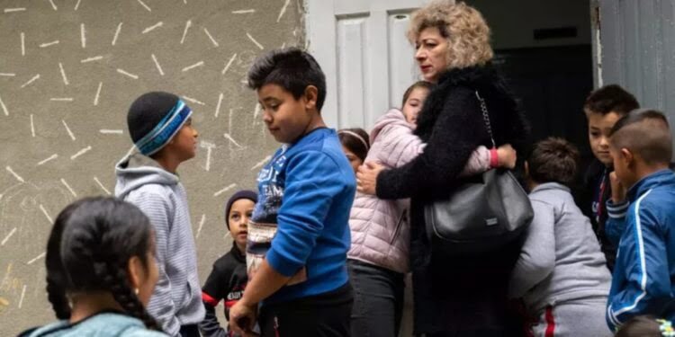 Copii ținuți la marginea societății, învățători de nota 10 și șefi care evită școlile amărîte