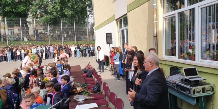 Proiecte în valoare de 20 de milioane de euro, în sistemul de educație. Primarul Lungu a participat la deschiderea noului an școlar la 13 unități de învățămînt (Foto)