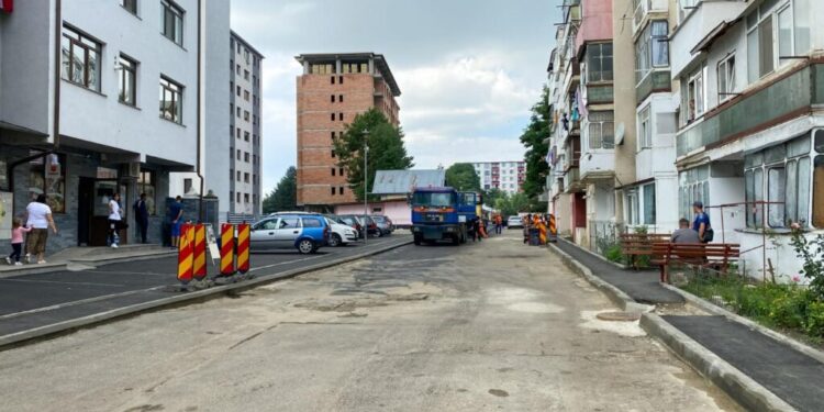 49 de locuri de parcare, amenajate pe strada Eroilor, în cartierul Burdujeni