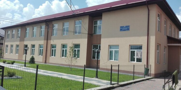 Inspector școlar, mulțumit de condițiile pentru studiu oferite de unitățile de învățămînt din Vicovu de Sus și Straja