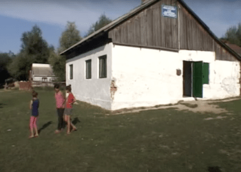 Se cere amendarea Inspectoratului Școlar Suceava și a Școlii Păltinoasa pentru segregarea pe criteriul etnic a 44 de elevi de etnie romă