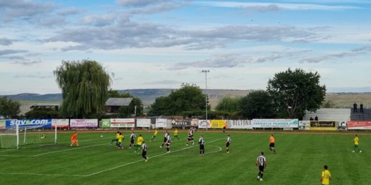 Foresta Suceava rămîne pe primul loc, după egalul obținut la Fălticeni. Lovitura de începere a fost dată de multipla campioană națională la înot Aissia Presicariu. Bucovina Rădăuți a pierdut la ultima clasată