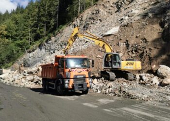 DRDP Iași, intervenții pentru degajarea pietrelor care au blocat drumul Crucea-Broșteni. Încă nu se știe cînd va fi reluată circulația