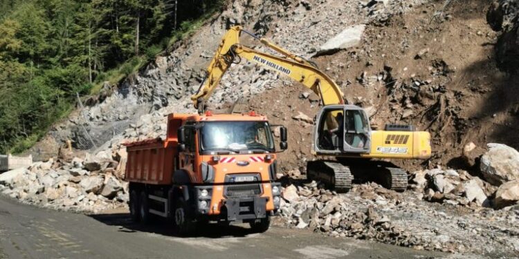 DRDP Iași, intervenții pentru degajarea pietrelor care au blocat drumul Crucea-Broșteni. Încă nu se știe cînd va fi reluată circulația