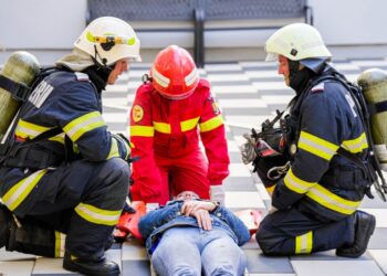 Pompierii, exercițiu de simulare a unui incendiu la Școala Postliceală Suceava
