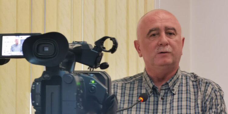 Neculai Roșca, ajutat de două cărți, a reușit să umple pînă la refuz sala de evenimente a Bibliotecii Bucovinei cu prieteni, jurnaliști, profesori și oficialități (Foto)