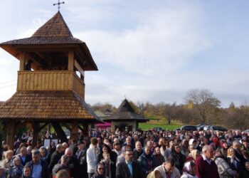 Biserica de lemn ”Sfîntul Dumitru” din Adîncata, resfințită de un sobor de preoți avîndu-i în frunte pe Înaltul Teodosie și pe PS Damaschin Dorneanul. Primarul Viorel Cucu a primit Ordinul Crucea „Sf. Mucenic Ioan cel Nou de la Suceava” (Foto)