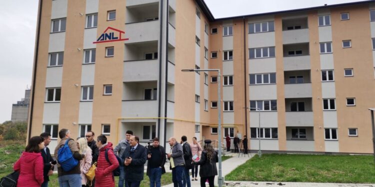 Primele 9 chei pentru apartamentele ANL pentru medici, înmînate. Chiria este de 180 de lei pe lună pentru 3 camere și de 140 de lei pentru două camere (Foto)